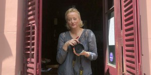 Page decidió agregar a la muestra imágenes de artistas locales y una de las figuras que no podía faltar es Charly García, quien posó para la fotógrafa