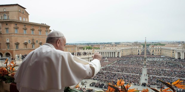 En su bendición pascual, Francisco pide "medidas concretas" para resolver la crisis en Venezuela