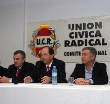 La UCR acusa al Gobierno de hacer un "uso extorsivo" de la refinanciaci�n de las deudas de las provincias