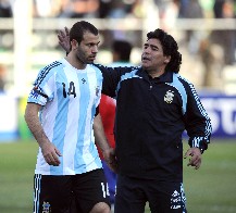 Mascherano reconoci� que a�n habla con Maradona, pero no de la Selecci�n