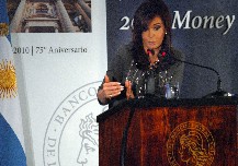 La Presidenta elogi� el pago de deuda con reservas y cuestion� la autonom�a del Central