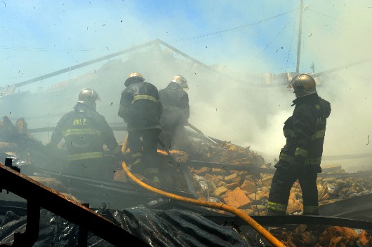 Controlaron el incendio de la fábrica de colchones en Lomas de Zamora 