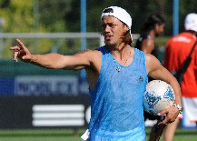 Almeyda dio marcha atr�s y pondr� una l�nea de cuatro en la defensa