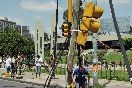 Dos personas resultaron heridas por la ca�da de un poste de luz y un sem�foro