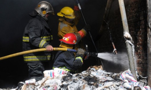 Cuatro dotaciones de Bomberos sofocan un incendio en una pañalera de Bernal 