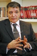 Luis Gusm�n en varios terrenos 