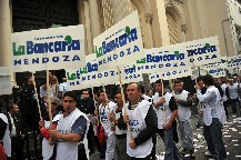 Masiva marcha de bancarios porte�os en reclamo de un aumento salarial 