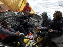 Haza�a hist�rica de cinco argentinos en el Everest