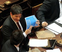Abal Medina defendi� en el Senado el "sistema de flotaci�n administrada del d�lar"