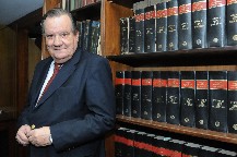 Seg�n Eduardo Zannoni, el procedimiento de adopci�n se ha burocratizado paulatinamente cada vez m�s, al desconfiar (la sociedad) del control de legali