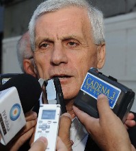 Cal� promete "defender a muerte el plan econ�mico" del gobierno