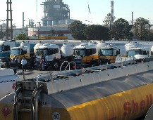 Crece la tensi�n por los bloqueos de camioneros en petroleras en distintos puntos del pa�s