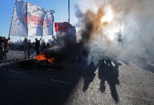 El puente Pueyrred�n permanece cortado por una marcha a 10 a�os de los asesinatos de Kosteki y Santill�n 