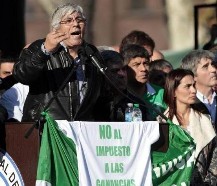Moyano puede ser opositor porque el ajuste lleg� a la clase media 