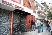 Un polic�a result� herido tras el ataque incendiario a una sede de Independiente