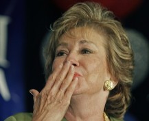 Elizabeth Dole, una prominente figura repubicana y esposa del ex senador Robert Dole, al reconocer la derrota.