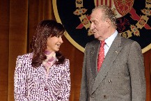 La jefa de Estado, Cristina Fern�ndez de Kirchner, dialoga con el Rey Juan Carlos de Espa�a, durante la ceremonia de bienvenida.
