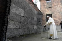 El Papa recorrió Auschwitz, estuvo con sobrevivientes y pidió "perdón por tanta crueldad"