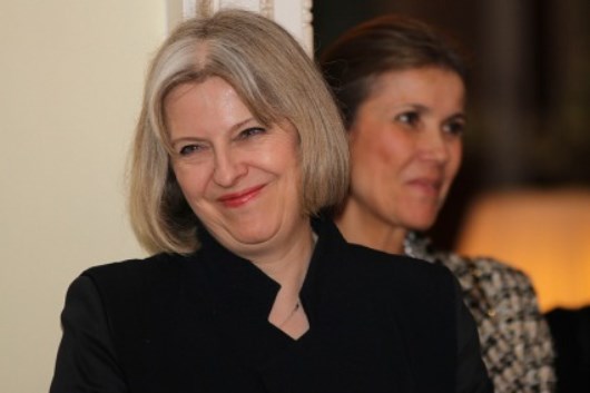 La primera ministra británica instó a los isleños a tener "buena relación con la Argentina"