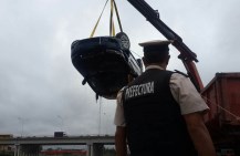 Un taxi cayó al Riachuelo durante el temporal y su conductor se salvó