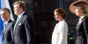 El presidente Mauricio Macri y su esposa Juliana Awada fueron recibidos con una ceremonia oficial que les brindaron los Reyes de los Países Bajos, al 
