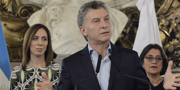 Macri criticó "la intervención nociva de la política" en el Estado, porque la transforma en "un aguantadero".