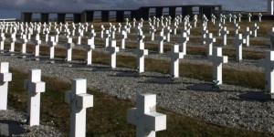 La tarea de identificación forense de 123 tumbas de soldados argentinos enterrados en el cementerio de Darwin comenzó en las Islas Malvinas.