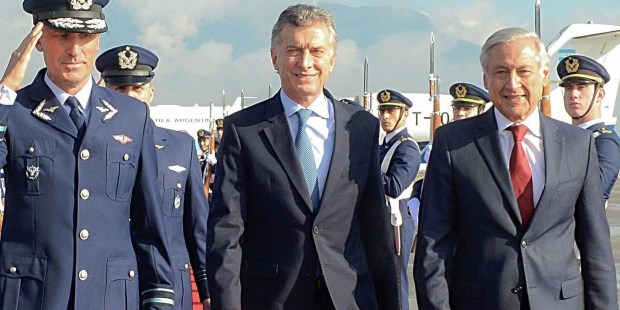 El presidente, Mauricio Macri, arriba a Santiago de Chile, donde tiene previsto una visita con su par chilena, Michelle Bachelet, entre otras activida