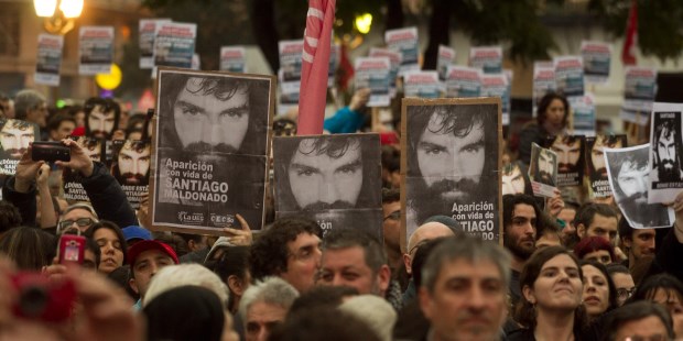 Fuerte reclamo en Plaza de Mayo por la aparición con vida de Santiago Maldonado