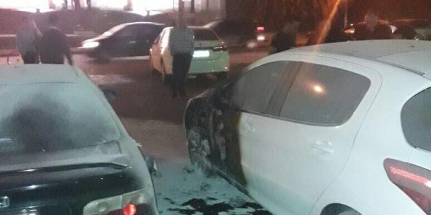 Incendiaron dos autos frente al Ministerio de Seguridad bonaerense