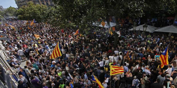 Miles de independentistas rechazaron en Barcelona la intervención policial para evitar el referéndum