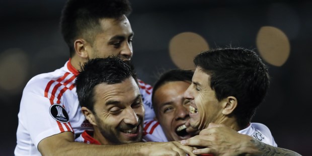 Scocco se lleva todos los abrazos de sus compañeros y los aplausos de los hinchas. Le puso la firma a cinco de los ocho goles de River.