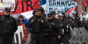 Organizaciones sociales comenzaron a concentrarse en la esquina de las avenidas Callao y Corrientes desde donde marcharán hacia el Obelisco y finaliza