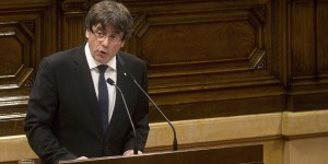 Puigdemont reivindica la "independencia de Cataluña", pero la deja en suspenso y llama al diálogo
