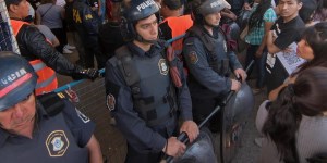 Más de 2000 efectivos de la Policía bonaerense y de la Federal participan esta mañana de unos 500 allanamientos en las tres ferias que componen el com