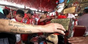 La historia del Gauchito Gil fluyó por ríos profundos de nuestra historia para emerger en flameantes cintas rojas que bordean los caminos del país.