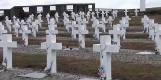 Con un llamado a "trabajar por la cultura del encuentro, sin odios ni guerras", concluyó la ceremonia religiosa en el cementerio de Darwin