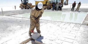 Proceso de extracción del litio, un metal que el país en gran parte exporta aún en crudo.