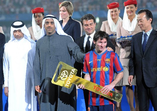 Messi recibió el Balón de Oro en el Mundial de clubes y Verón el de Plata