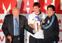 Messi recibi� el premio Alfredo Di St�fano con Maradona como testigo