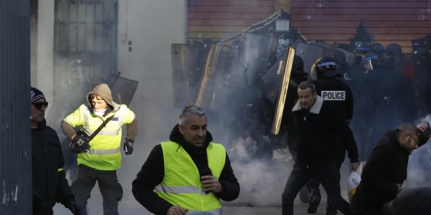 Incidentes y detenidos en una nueva marcha de los chalecos amarillos en Francia