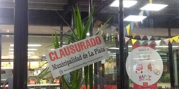 Clausuran un local de comidas rápidas en La Plata tras detectar presencia de roedores y cucarachas