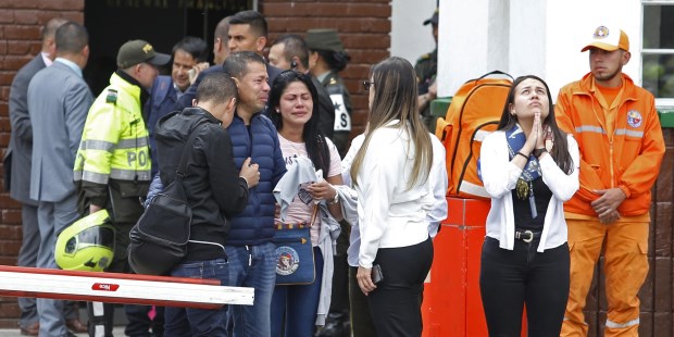 El terrorismo sacude a Bogotá con un sangriento atentado en una escuela policial