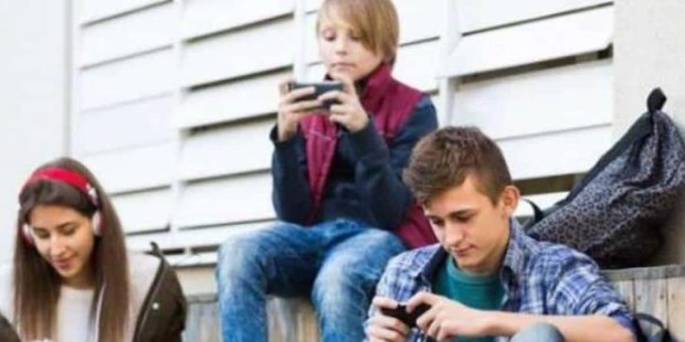 Cinco de cada diez adolescentes tienen el celular al alcance de su mano 12 horas diarias