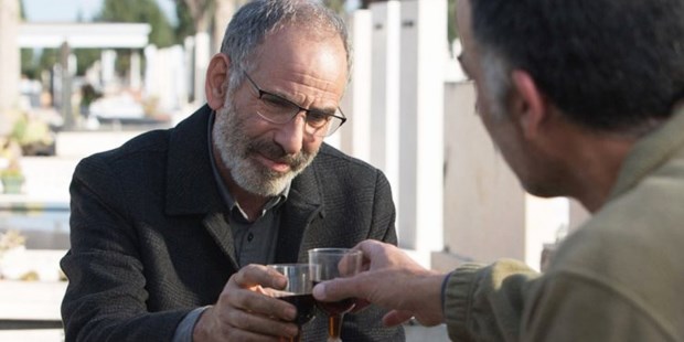 Un padre extrañado, ante dos noticias que le cambian la vida: tuvo un hijo y acaba de morir en un accidente.