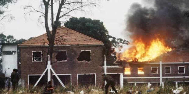 El combate fue confuso, sin orden, con atacantes que entraron con sus caras pintadas, granadas que volaban y fuego cruzado.
