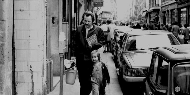 Régis Debray camina junto a su hija Laurence en los años "70.