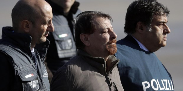 Battisti estaba residiendo en Brasil, donde el ex presidente Lula le había increíblemente concedido la residencia permanente