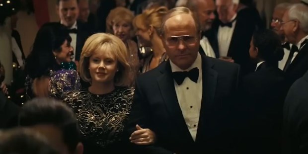 Amy Adams y Christian Bale, como la pareja protagónica, ofrecen poderosas caracterizaciones.