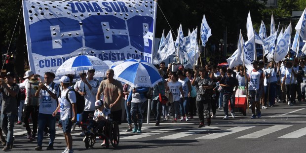 Multitudinaria protesta de organizaciones sociales en el centro porteño